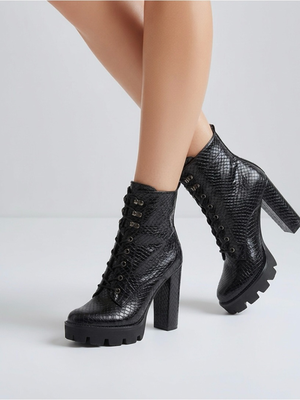 Women’s Sz 10 Black patent croc Textured Lace-Up Platform heeled Ankle Boots